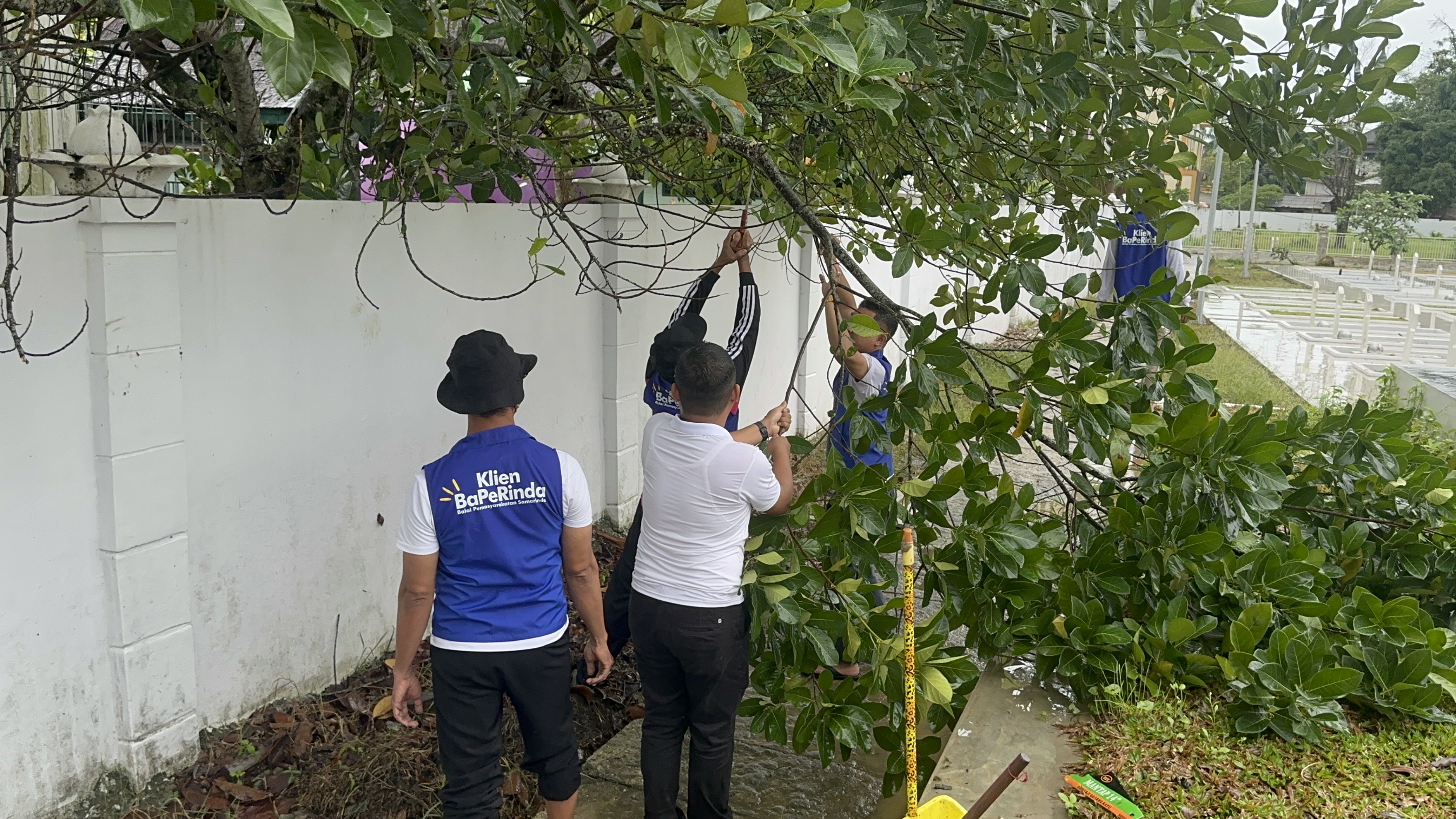 Aksi Sosial Gerakan Nasional Pemasyarakatan Melalui Klien Balai Pemasyarakatan Peduli 2025 di Taman Makam Pahlawan - Photo 4